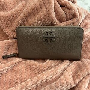 Tory Burch McGraw wallet in Silver Maple